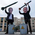 Vladimirą Putiną ir Joe Bideną vaizduojantys protestuotojai