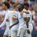  Sadio Mane ir &bdquo;Bayern&ldquo; futbolininkai