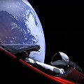 Manekenas Starmanas, pasodintas už &bdquo;Tesla Roadster&ldquo; vairo, jau yra toliau už Marsą