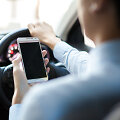 Abi vairuotojo rankos turėtų būti ant vairo, o ne laikyti telefoną