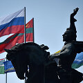 Rusijos ir Padniestrės Moldovos Respublikos vėliavos Tiraspolyje &scaron;alia Rusijos XVIII amžiaus karvedžio Aleksandro Suvorovo statulos
