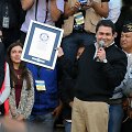 Hondūro prezidentas Juanas Orlando Hernandezas rodo Guinnesso rekordo diplomą.