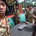 Madagaskaro kariai saugo i&scaron; jūros i&scaron;keltą sidabro luitą.