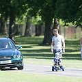 Skubėdama į bažnyčią karalienė Elizabeth II aplenkė jauną &scaron;eimą ir apvažiavo ją per veją