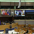 Europos Parlamento salės ekrane matoma Naujosios Zelandijos premjerė Jacinda Ardern