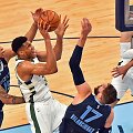 Giannis Antetokounmpo prie&scaron; Joną Valančiūną ir Brandoną Clarke'ą