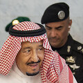 Saudo Arabijos karalius Salmanas ir jo asmens sargybinis Abdulazizas al-Faghamas