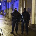 Belgijos pareigūnai &scaron;alia tos vietos, kur buvo surengta antiteroristinė operacija.