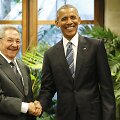 Barackas Obama paspaudė ranką Kubos prezidentui.