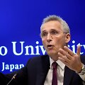 NATO vadovas Jensas Stoltenbergas Kejo universitete Tokijuje