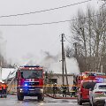 Ugniagesiai nuskubėjo gesinti Vilniaus Užupyje užsiliepsnojusio medinio namo