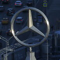 &bdquo;Mercedes-Benz&ldquo; logotipas ant naujų automobilių salono Maskvoje 