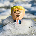 Donaldo Trumpo žaislinė figūrėlė sniege / IMAGO/Christian Ohde / IMAGO/Christian Ohde
