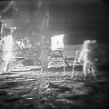 Nery&scaron;kus kadras i&scaron; tiesioginės transliacijos: &bdquo;Apollo 11&ldquo; astronautai Neilas Armstrongas ir Edwinas Aldrinas Mėnulyje