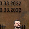 Ukrainos prezidentas Volodymyras Zelenskis prie atminimo lentosmokyklai Jahidnės kaime.