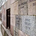 Sovietinio režimo aukų pavardės, i&scaron;kaltos ant buvusių KGB rūmų pastato sienų.