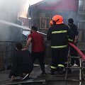 Ugniagesiai gesina gaisrą / Basit Zargar / ZUMAPRESS.com