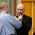Norvegijoje į teismo posėdį atvykęs ekstremistas Breivikas pademonstravo nacių pasisveikinimą