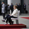 A.Merkel skambat himnams jau ne stovėjo, o sėdėjo
