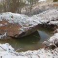 Skuodo rajone, Juknaičių kaime, visai &scaron;alia legendinės Apuolės, i&scaron; žemių i&scaron;kastas giganti&scaron;kas akmuo. Ilgus metus vietos gyventojai apie tūnantį milžiną galėjo spėti tik matydami dalį jo silueto krūmynuose.
