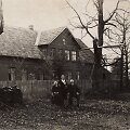 Mėta Pažėraitė (vok. Meta Paszehr) su tėvais prie namų Mi&scaron;kogalių kaime. 1932 m