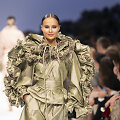 Juozo Statkevičiaus 2020 m. pavasario ir vasaros &bdquo;haute couture&ldquo; kolekcijos modelis