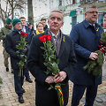 Lietuvos politikų delegacija deda gėles prie žuvusių karių memorialo