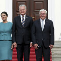 Vokietijos prezidentas Frankas Walteris Steinmeieris (de&scaron;inėje) su žmona Elke Buedenbender (kairėje) priėmė Gitaną Nausėdą ir Dianą Nausėdienę.