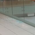 Prekybos centre &bdquo;Europa&ldquo; sudužo stiklo konstrukcija, sumontuota prie laiptų turėklo.