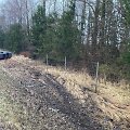 Avarijos autostradoje metu viena ma&scaron;ina vertėsi, kita užstrigo tarp medžių