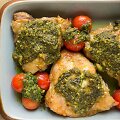 Kepta vi&scaron;tiena su pesto ir pomidoriukais