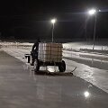 Laisvą akimirką rietavi&scaron;kis Kazys Vaičekauskas vis gludina savo arenos ledą