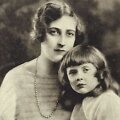 Agatha Christie su dukra Rosalind. Tai viena i&scaron; nuotraukų, kuri buvo plačiai skelbiama paie&scaron;kos metu.