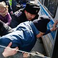Kazachstano policija sulaiko protestuotojus.