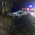 Policijos stabdomas BMW nestojo &ndash; nulėkė nuo kelio ir trenkėsi į medį: žuvo jaunas vairuotojas