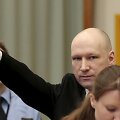 Norvegijoje į teismo posėdį atvykęs ekstremistas Breivikas pademonstravo nacių pasisveikinimą