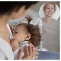 Laktacijos ir žindymo konsultantė D.&Scaron;niukaitė ir mažą vaiką žindanti mama (asociatyvinė nuotr.)