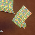 Per kratas jaunuolių namuose rasti &scaron;tai tokie spalvoti lapeliai, kaip įtariama, su LSD.