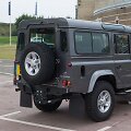 Land Rover Defender buvo pakankamai didelis, tačiau ratą vis tiek vežėsi automobilio i&scaron;orėje &ndash; kam viduje tas purvas, jei ratą tektų keisti? (DeFacto, Wikimedia (CC BY-SA 4.0)