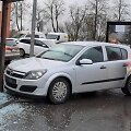 Kauno Jonavos gatvėje į autobusų stotelę įskriejo &bdquo;Opel&ldquo;