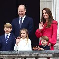 Elizabeth II, princas Williamas ir Kate Middleton su vaikais / &bdquo;Scanpix&ldquo; nuotr.

