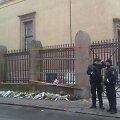 Prie sinagogos žmonės deda gėles