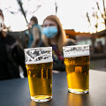 Pirmadienio vakarą žmonės būriavosi lauko kavinėse Vilniuje
