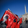 Ant Turkijos vėliavos - Mustafa Kemalo Ataturko portretas