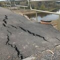 Pradėjo trupėti naujojo tilto prieigos