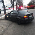 Kaune BMW durelėmis kliudė policijos pareigūną ir rėžėsi į medį