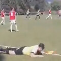 Linijos teisėjas Milanas &Scaron;efara nepastovėjo ant kojų per futbolo rungtynes Čekijoje.