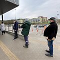 Apsauginių kaukių vaistinėse norintys įsigyti žmonės