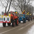 Traktoriai Adakavo kaime Vasario 16-ąją