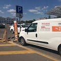 Mikroautobusas su &bdquo;Senukų&ldquo; reklama, pastatytas neįgaliųjų automobiliams skirtoje vietoje